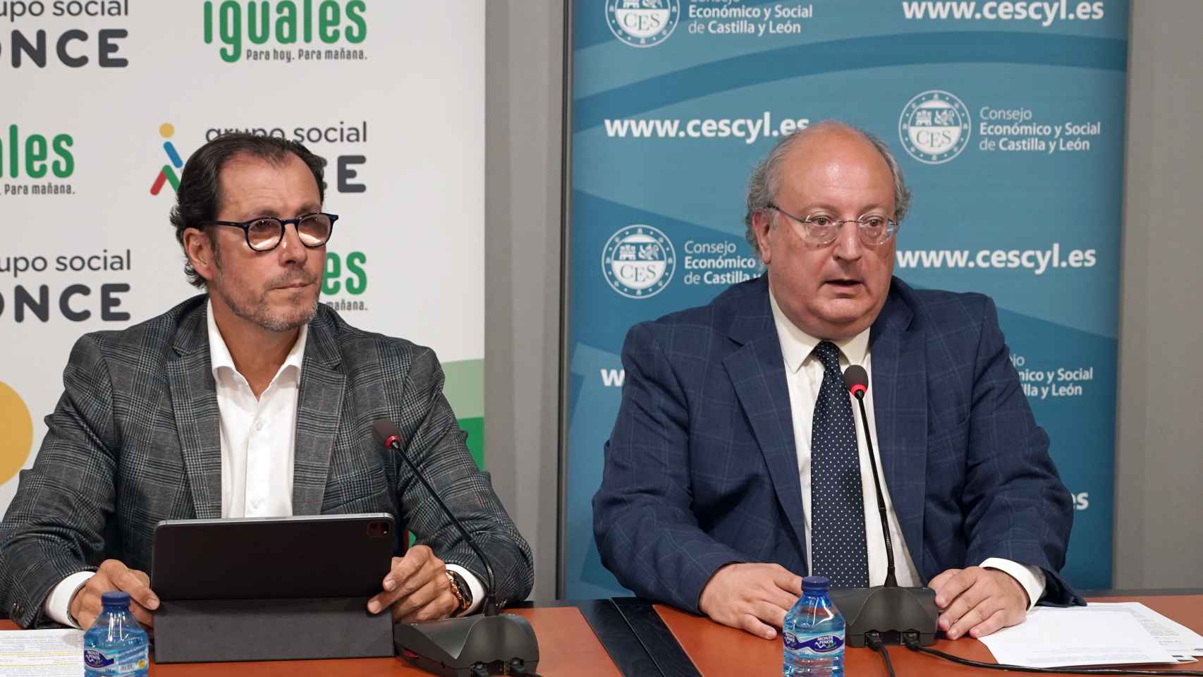 Ismael Pérez, delegado del Grupo ONCE en Castilla y León; junto a Enrique Cabero, presidente del CESCyL, en la presentación de los resultados de 2022.