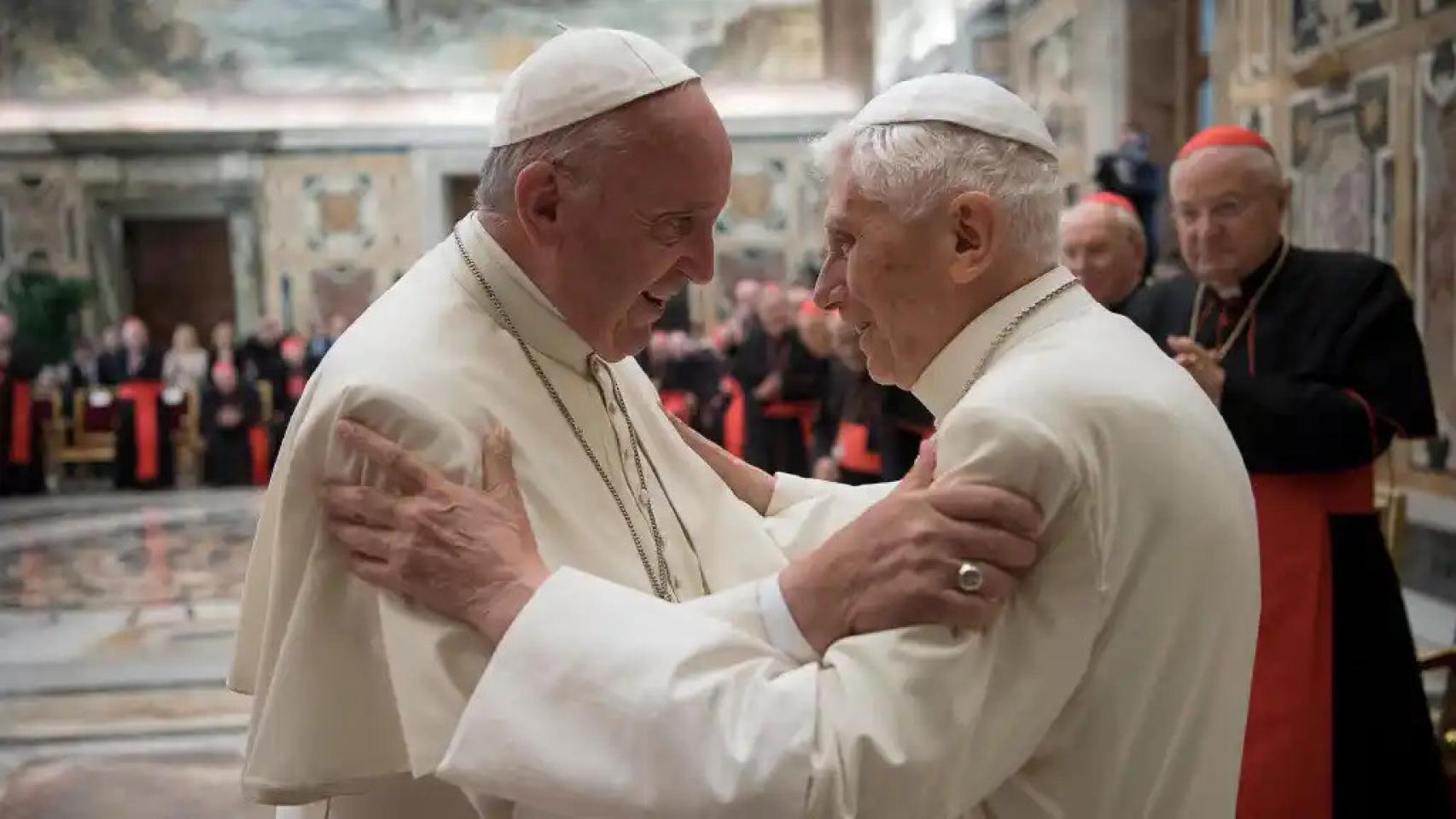 l papa Francisco en un encuentro con su predecesor, el papa Benedicto XVI, en 2016.