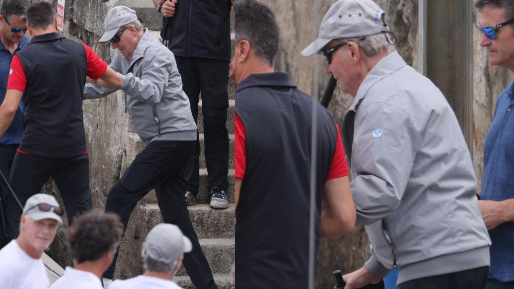 El rey emérito Juan Carlos I llegando este jueves, día 27, al Real Club Náutico de Sanxenxo.