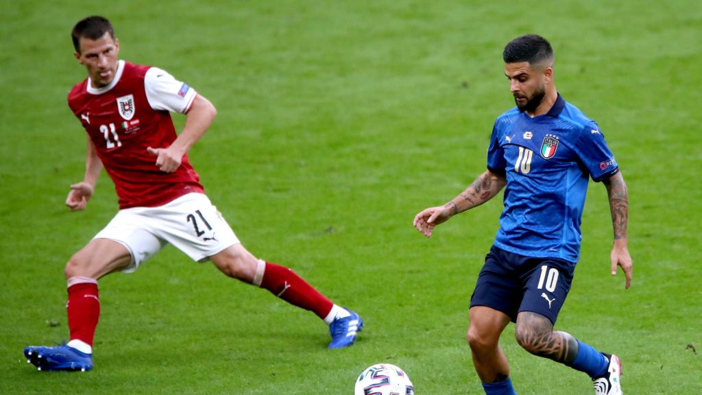 Stefan Lainer disputa un balón con la selección de Austria