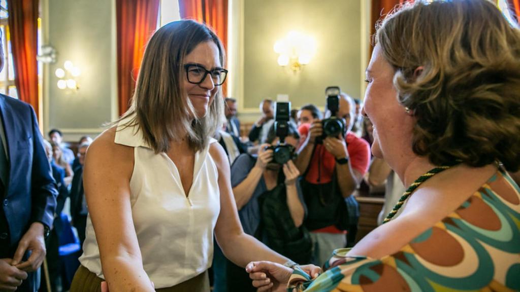 Esther Padilla felicitando a Conchi Cedillo.