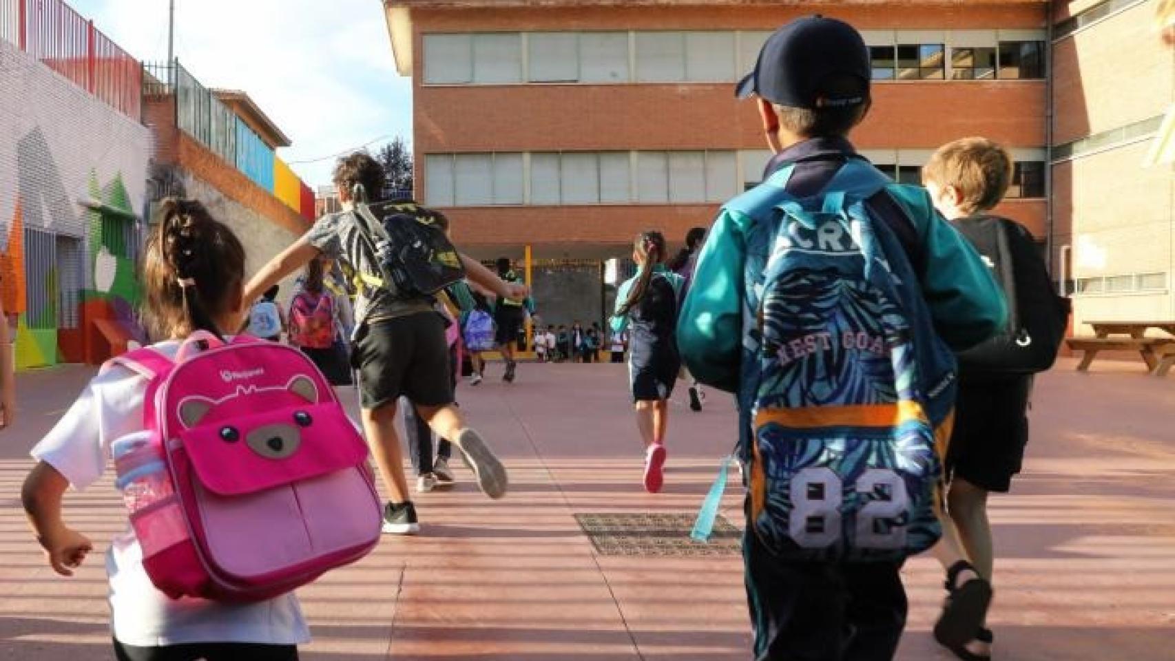 Varios niños al llegar al colegio Hernán Cortés el primer día del año escolar, el 7 de septiembre de 2022, en Madrid.