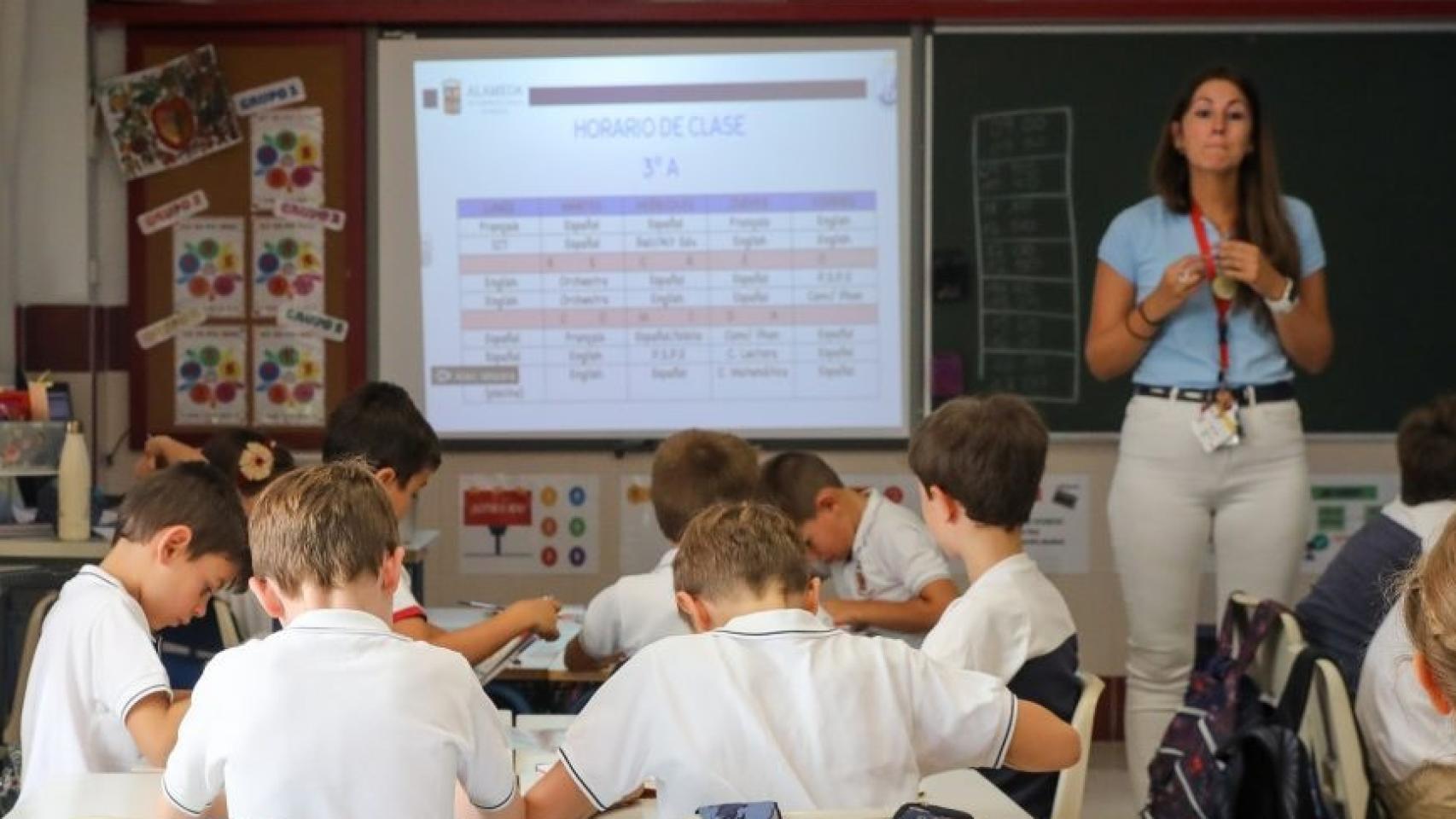 Una profesora da clase el día del inicio del curso en el colegio de la Alameda de Osuna, a 5 de septiembre de 2022, en Madrid.
