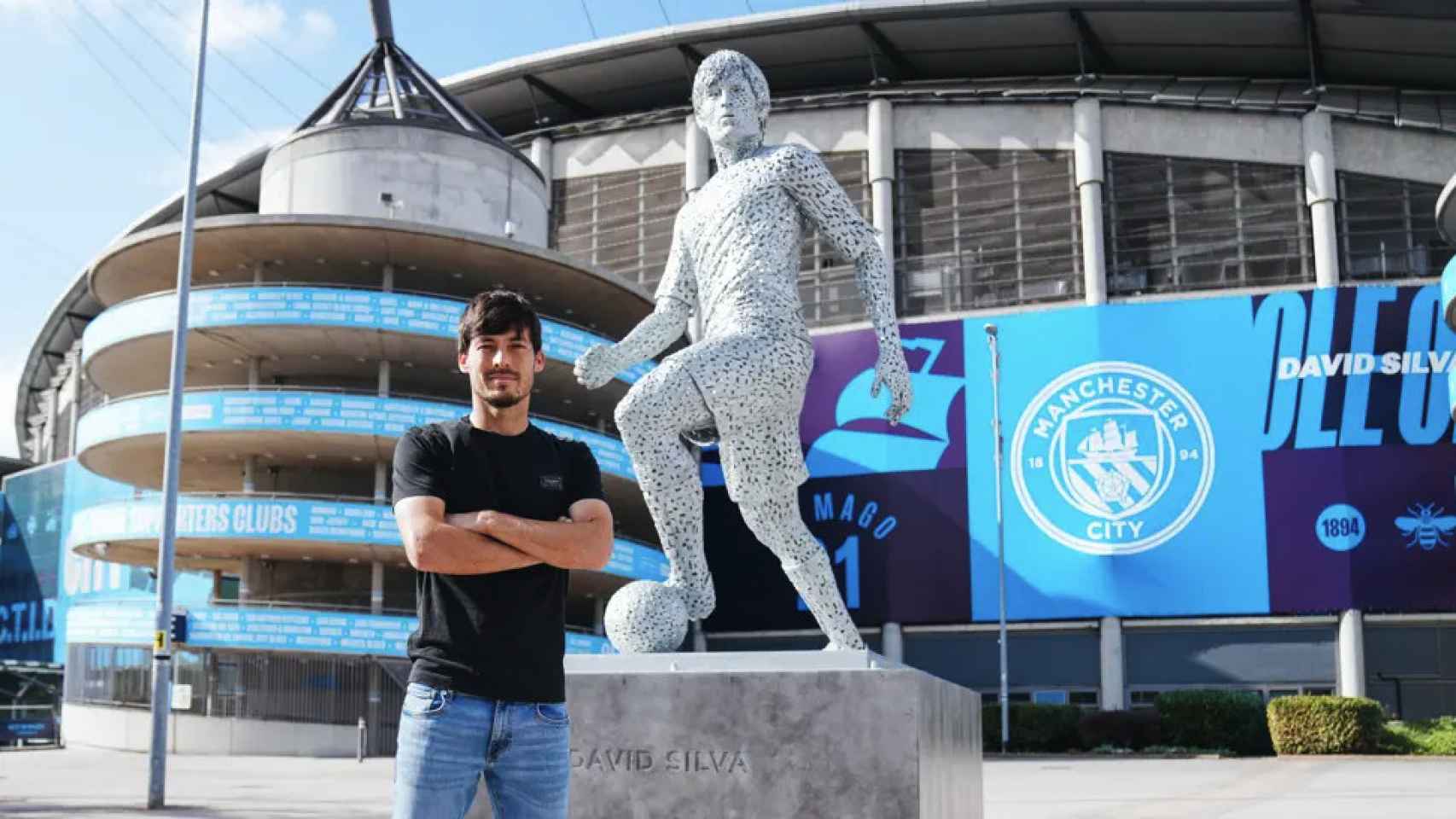 David Silva, junto a su estatua en el Etihad Stadium