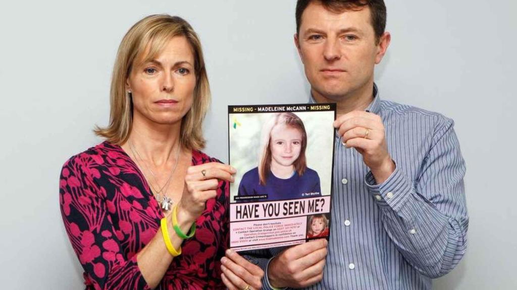 Kate y Gerry McCann, los padres de Madeleine, con un cartel de búsqueda de su hija.