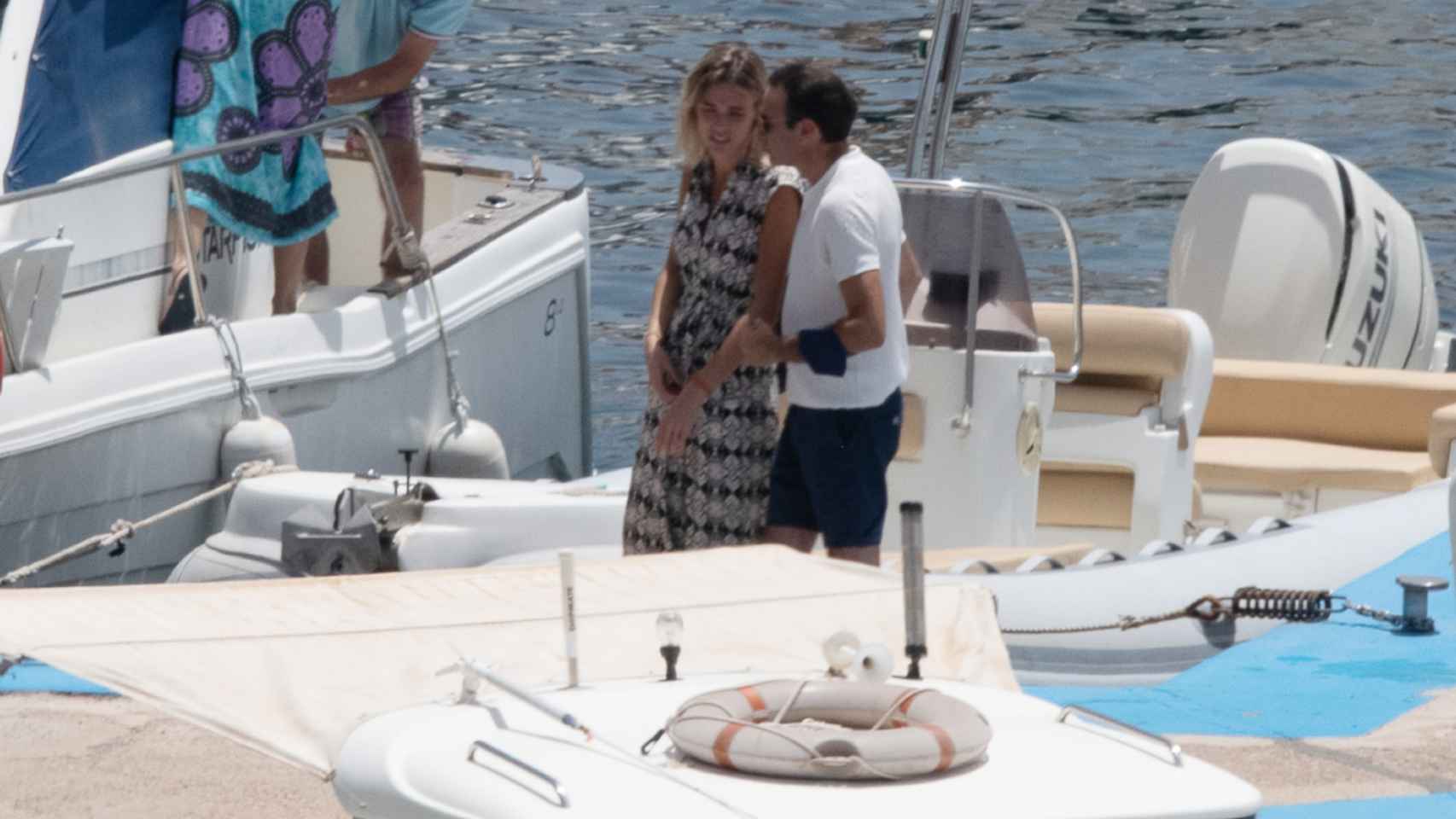Enrique Ponce y Ana Soria disfrutando de una jornada marítima en Almería, en julio de 2021.