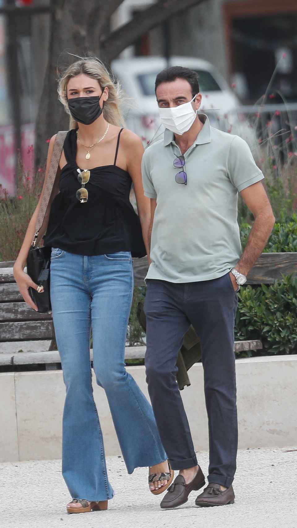 Ana Soria y Enrique Ponce paseando por las calles de Nimes, en septiembre de 2020.