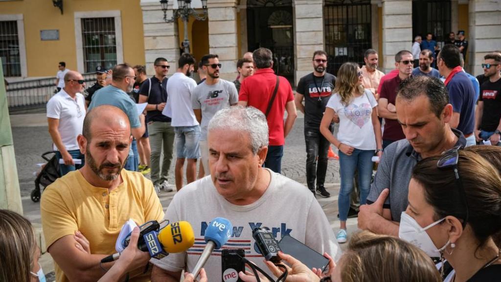 Manuel Manzano atiende a los medios en una de las concentraciones.