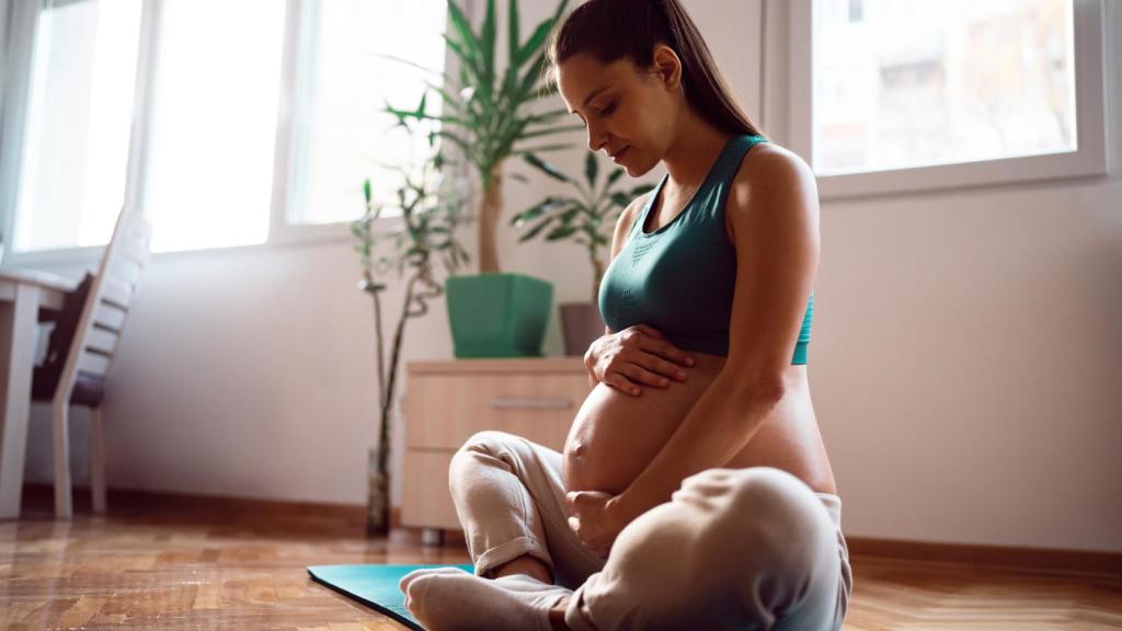 El yoga modificado es una de las actividades recomendadas para las gestantes.