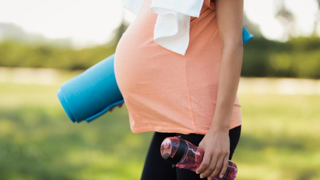 Imagen de archivo de una mujer embarazada haciendo ejercicio.