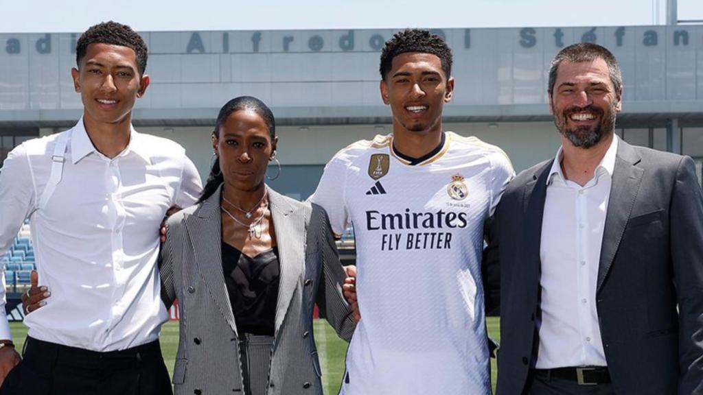 Jude Bellingham, en su presentación con el Real Madrid junto a su hermano Jobe y sus padres, Denise y Mark