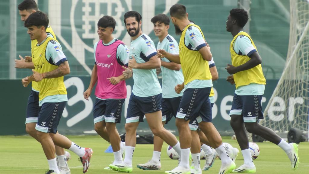 Isco, en el centro del grupo con sus nuevos compañeros del Real Betis.