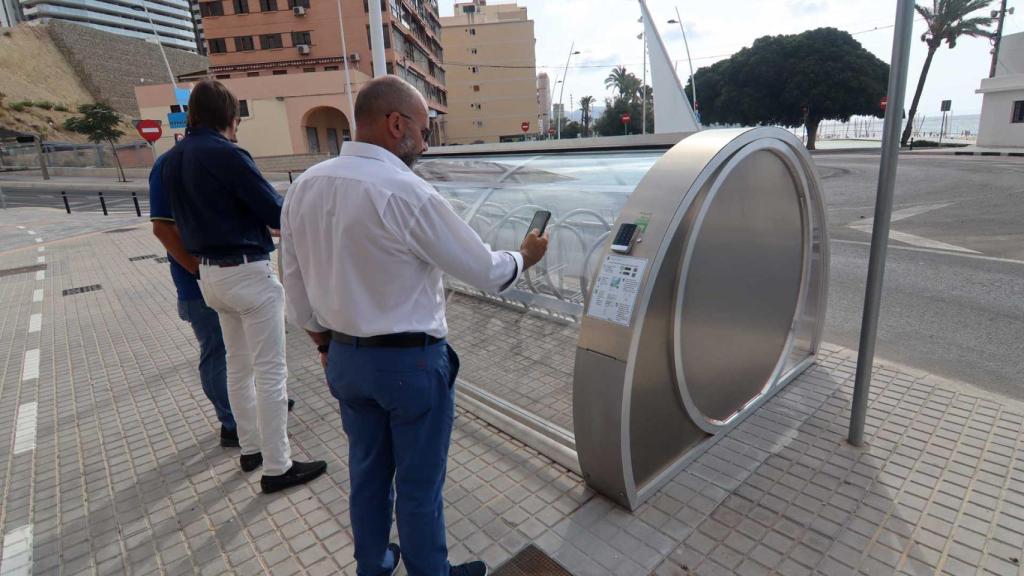 Los aparcabicis instalados en la zona de Poniente.