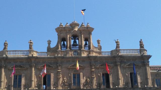 La Mariseca ondea en la espadaña del Ayuntamiento de Salamanca en la Plaza Mayor