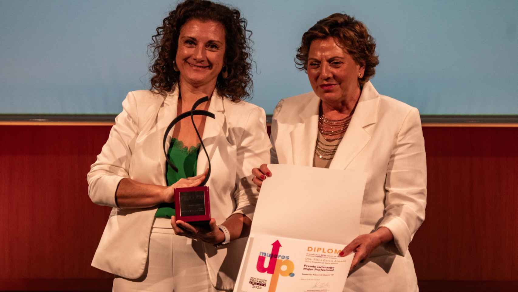 Elena García Armada recibiendo el Premio Liderazgo Mujer Profesional