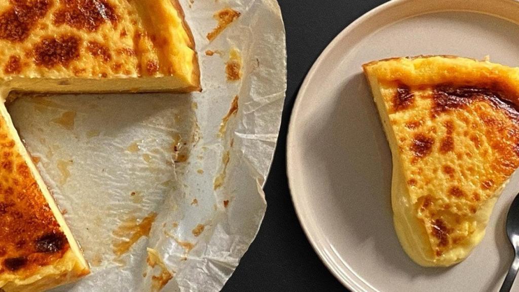 Así se hace la tarta de queso de Pan De.Lirio, una de las más famosas de Madrid