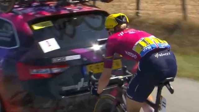 Demi Vollering, haciendo trascoche en el Tour de Francia Femenino.