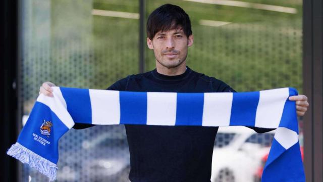 David Silva sostiene una bufanda de la Real Sociedad