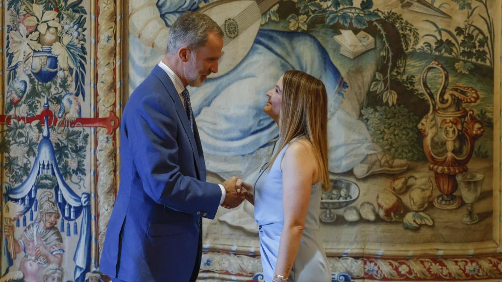 Felipe VI saluda a la presidenta del Govern, Marga Prohens, durante la audiencia ofrecida este jueves en el Palacio de Marivent.