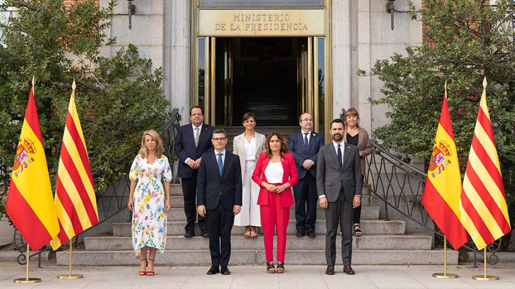 Imagen de la tercera reunión de la mesa de diálogo, celebrada en el Ministerio de la Presidencia en julio de 2022. De izquierda a derecha: Yolanda Díaz, Joan Ignasi Elena, Félix Bolaños, Isabel Rodríguez, Laura Vilagrà, Miquel Iceta, Roger Torrent y Natàlia Garriga.