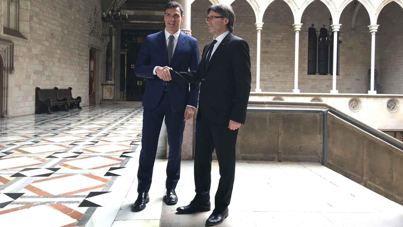Pedro Sánchez se reúne con Carles Puigdemont en 2016 para hablar de la situación política en Cataluña y el proceso de investidura.