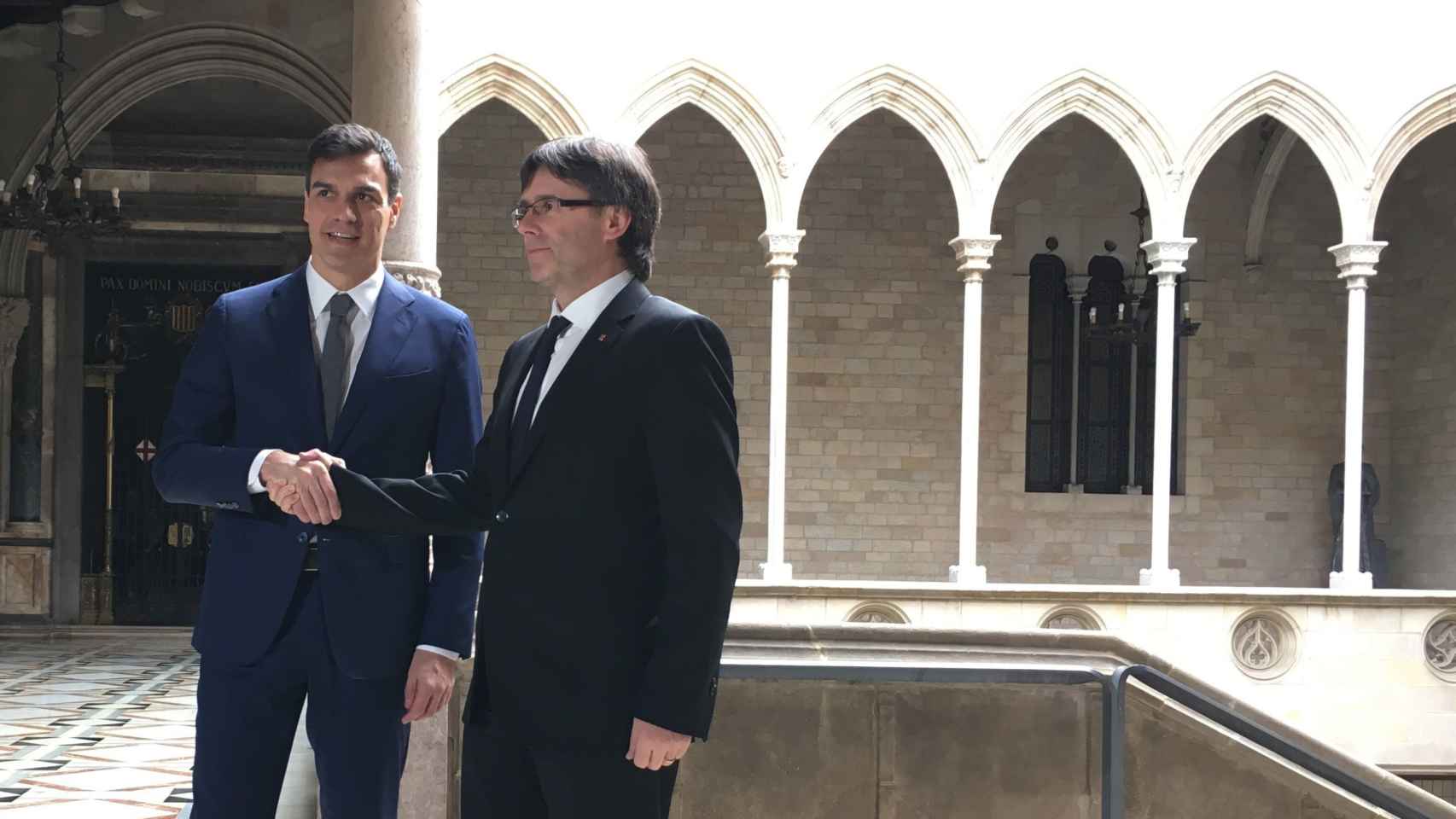 Pedro Sánchez se reúne con Carles Puigdemont en 2016 para hablar de la situación política en Cataluña y el proceso de investidura.