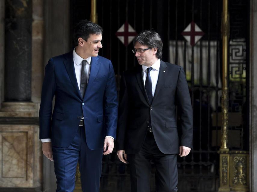 Pedro Sánchez y Carles Puigdemont, en una foto de archivo de 2016.