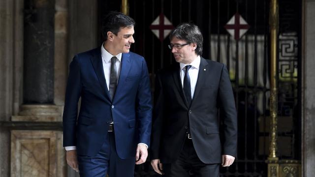 Pedro Sánchez y Carles Puigdemont, en una foto de archivo de 2016.