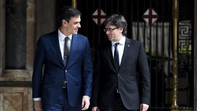 Pedro Sánchez y Carles Puigdemont, en una foto de archivo de 2016.