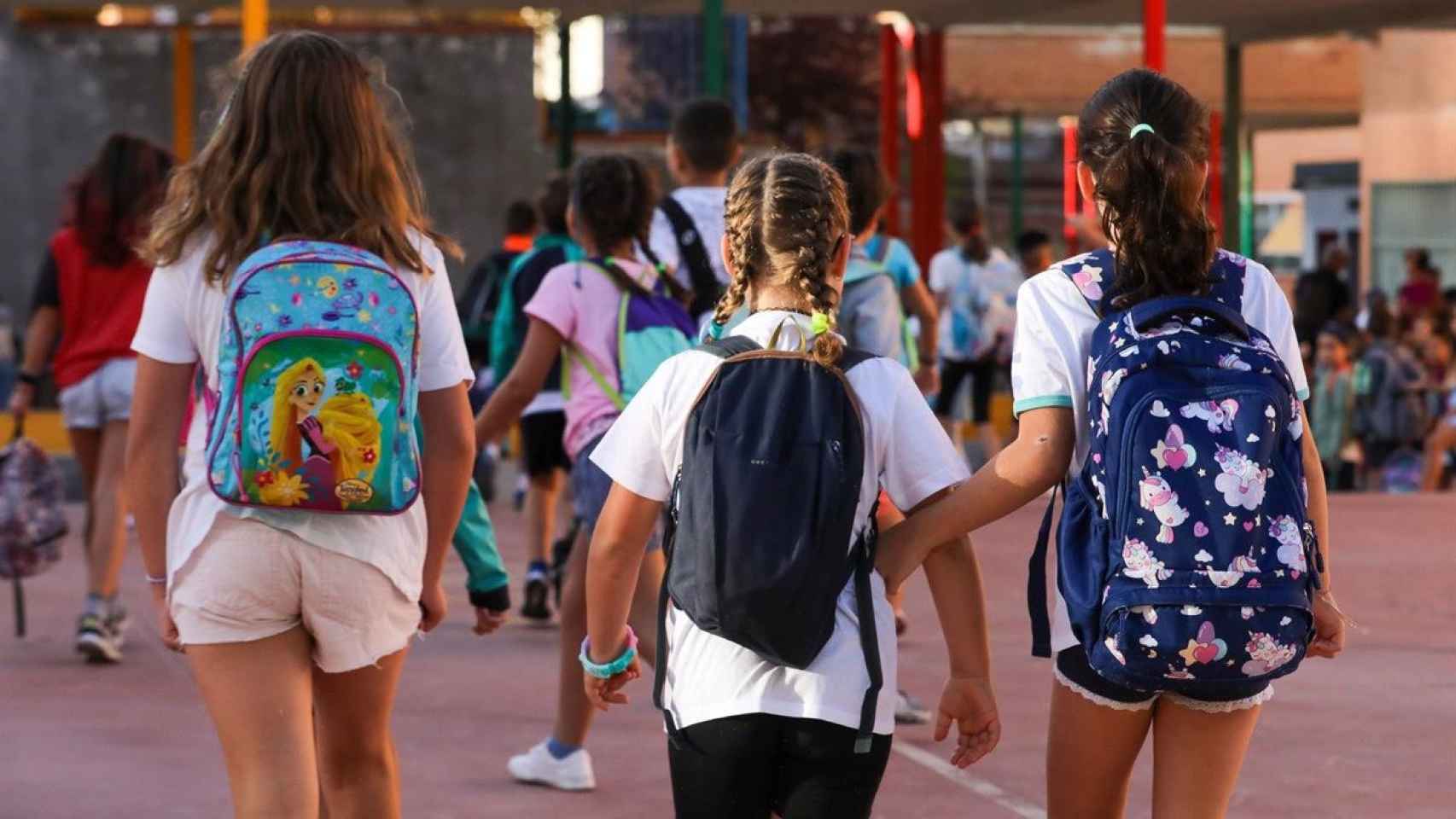 Tres niñas a su llegada al colegio CEIP Hernán Cortés durante el primer día de comienzo del curso escolar.