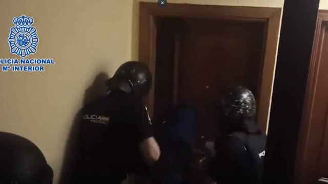 Agentes de la Policía Nacional entrando en uno de los pisos.