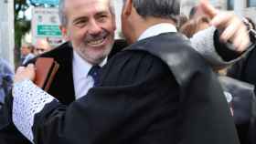 Eugenio Ribón y Francisco Javier Lara se abrazan en la concentración del Turno de Oficio en Madrid el pasado 27 de abril.