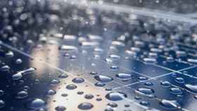 Gotas de lluvia en la superficie de una placa solar