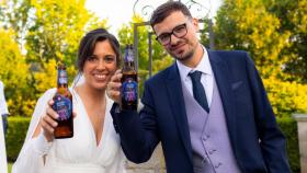 Sergio y Sofía brinda con Estrella en su boda.