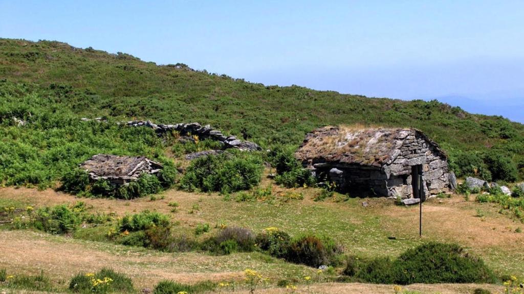 Chozos en A Serra do Suído.