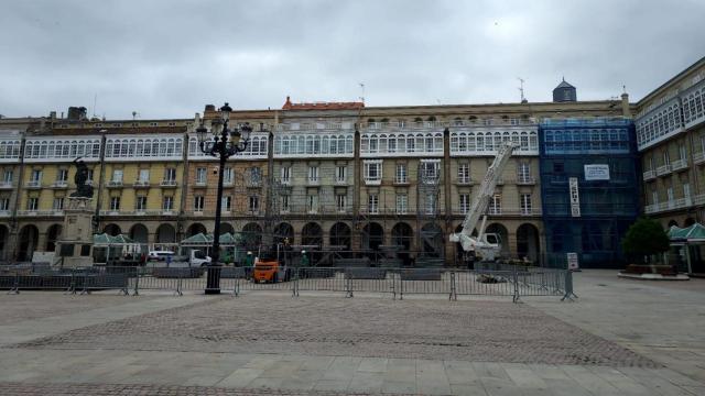 En marcha las fiestas de María Pita de A Coruña con el montaje del escenario para conciertos