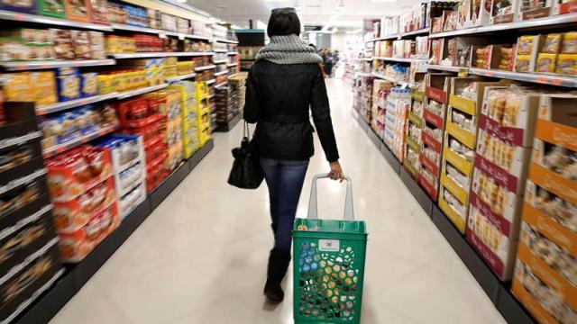 Mujer haciendo la compra.