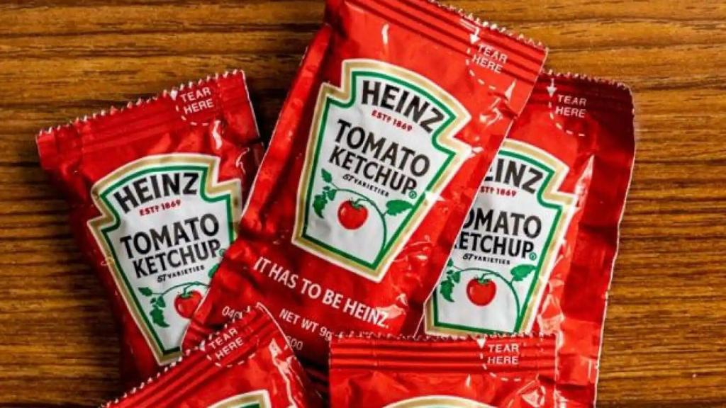 Ketchup de la marca Heinz.