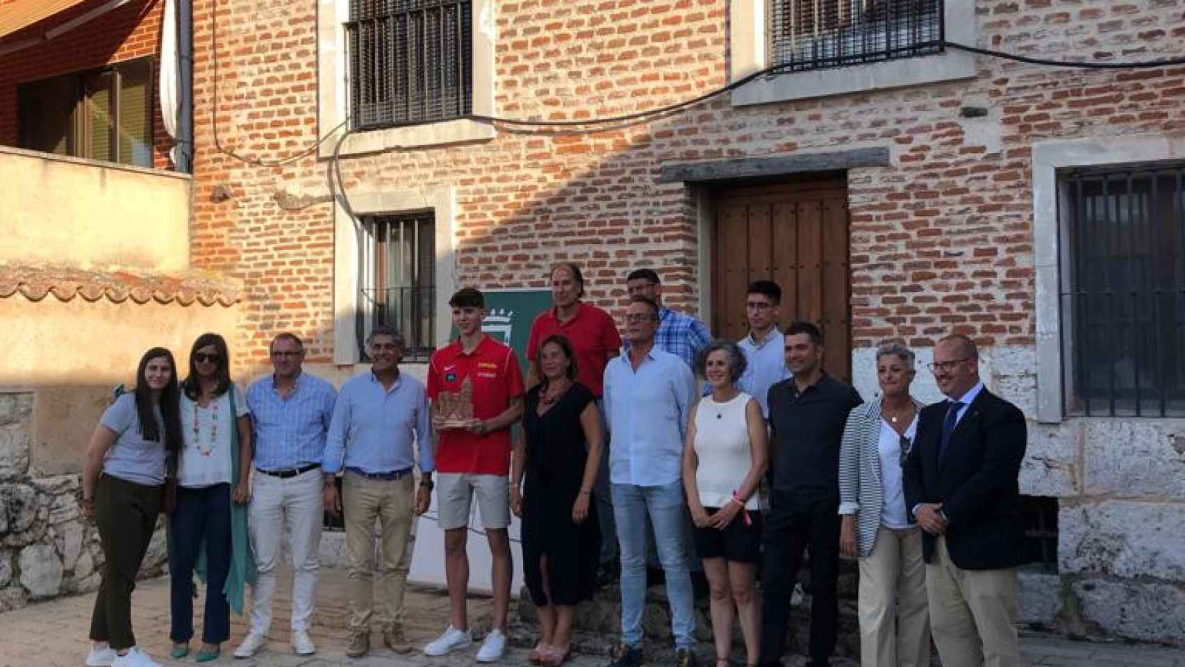 La corporación municipal junto al jugador de baloncesto Sergio de Larrea y su familia