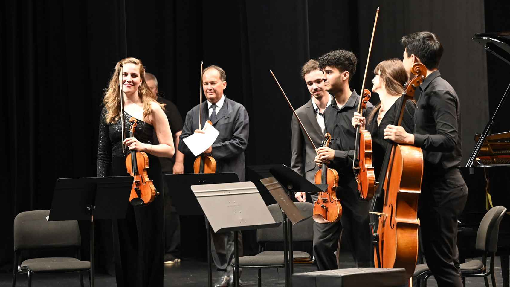 La violinista Julia Schuller, junto a otros músicos de la Orquesta Freixenet, recibe la ovación del público tras intepretar 'El retablo de Maese Pedro'. Foto: Elena Torcida