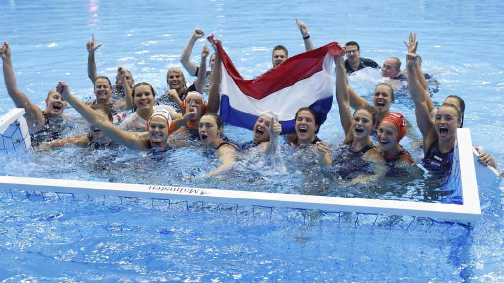 La selección de Países Bajos celebra la victoria en la final del Mundial de waterpolo femenino