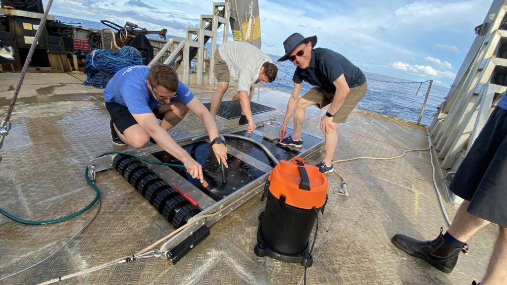 Avi Loeb y su equipo durante la expedición en aguas del Pacífico