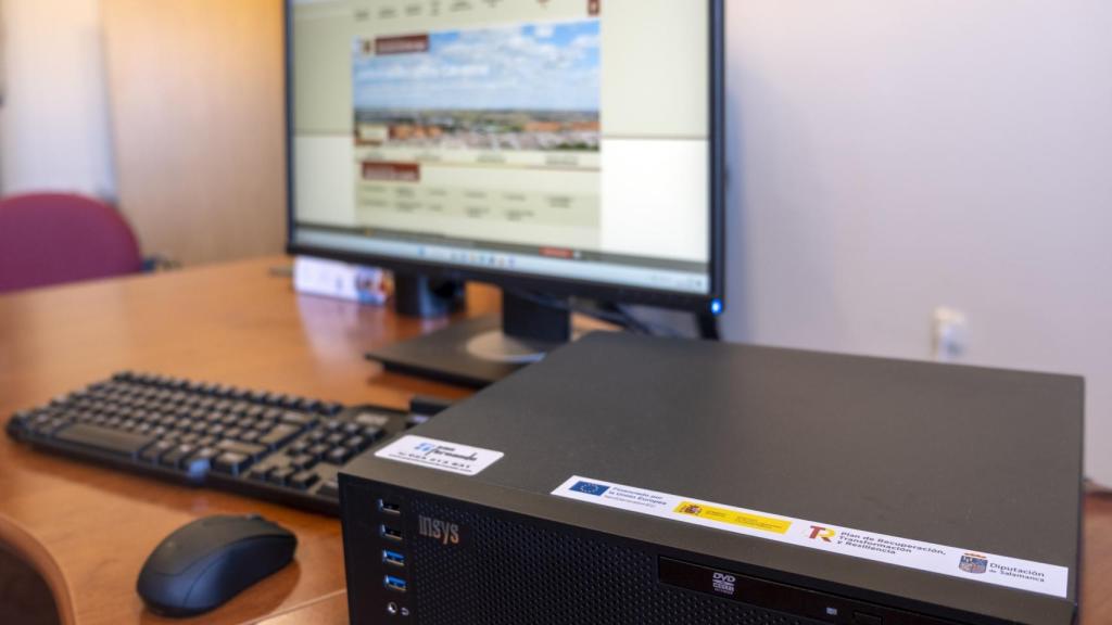 Uno de los ordenadores donados por la Diputación de Salamanca a los ayuntamientos