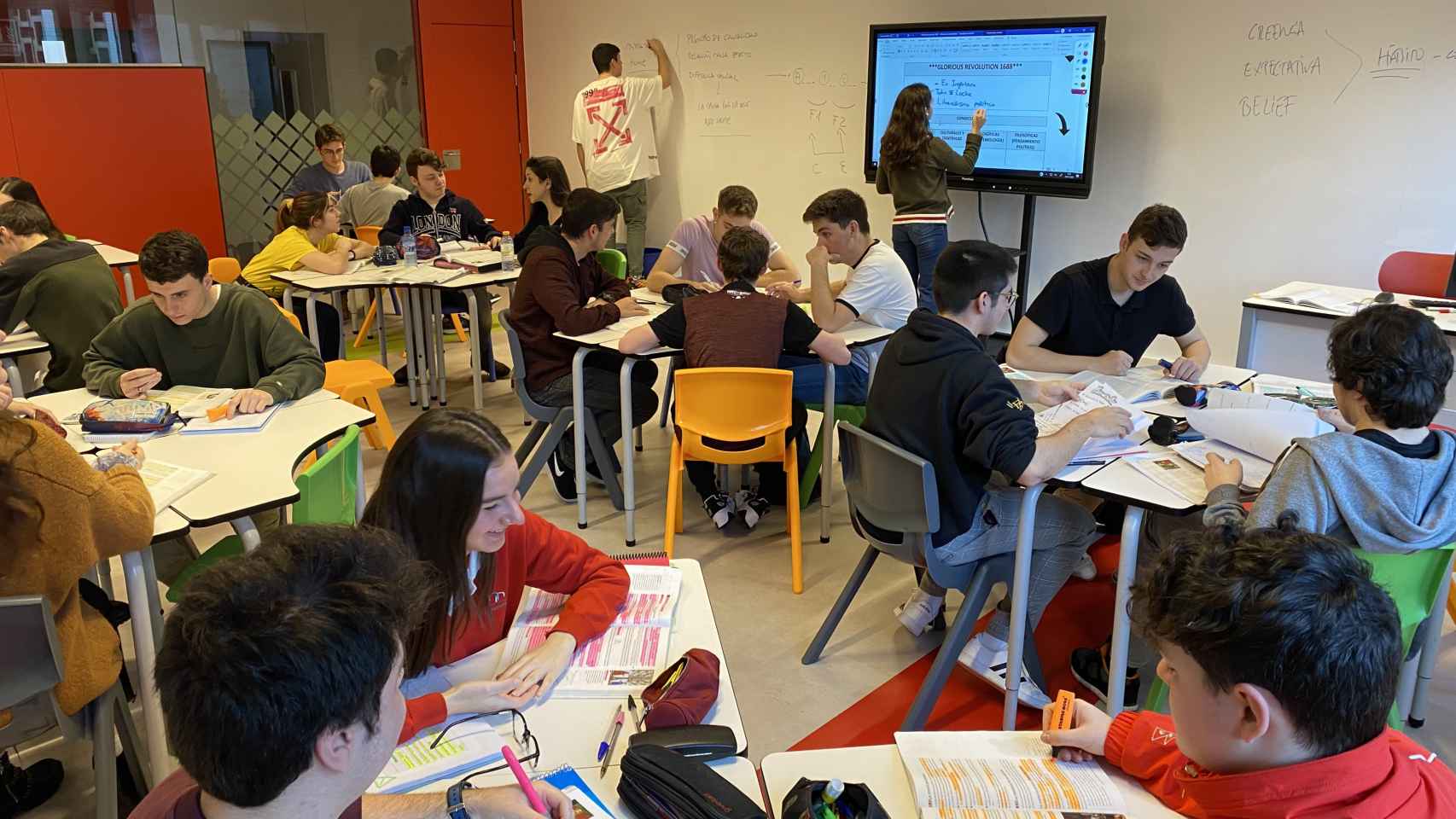 Un aula de segundo de Bachillerato del colegio corazón de María de Gijón.