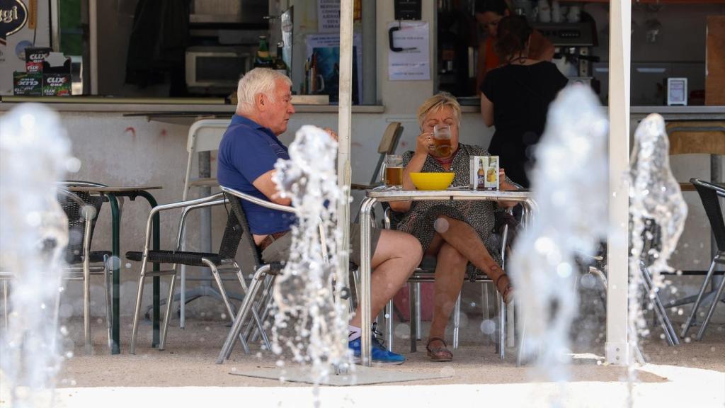 Personas en la terraza de un bar.