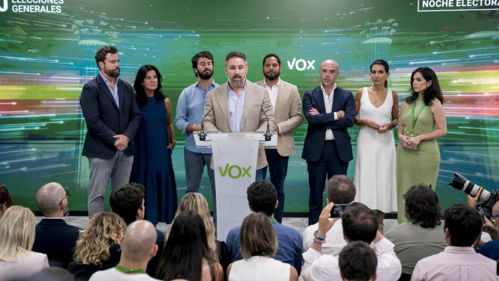 Santiago Abascal es escoltado por varios dirigentes de Vox mientras hace balance del resultado electoral, el pasado 23 de julio.