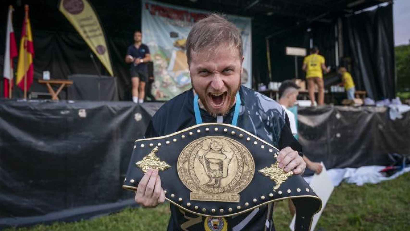 ValFerrer, posando con el cinturón de Campeón Mundial de Comedores de Sobaos de Ambrosero.