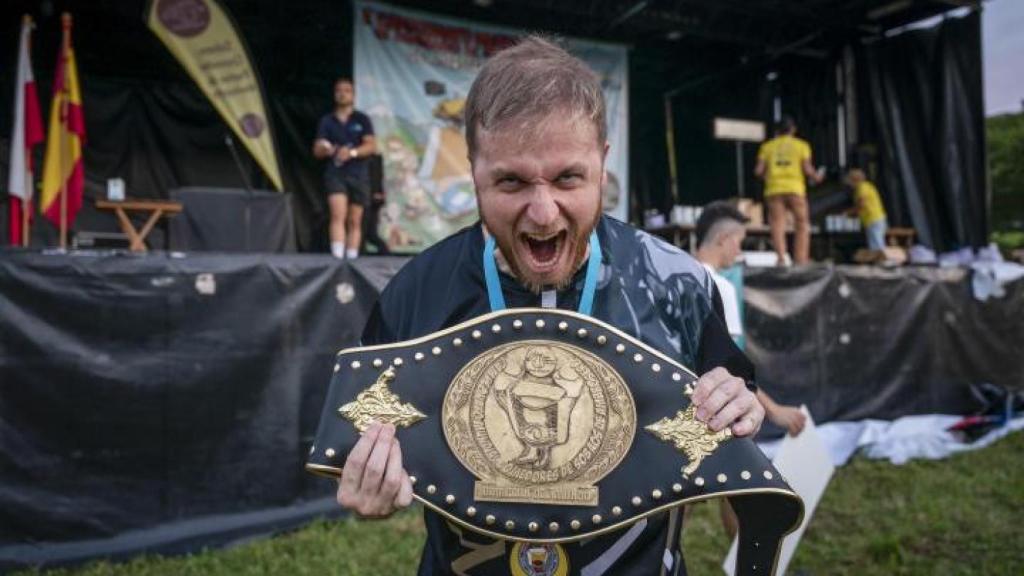 ValFerrer, posando con el cinturón de Campeón Mundial de Comedores de Sobaos de Ambrosero.