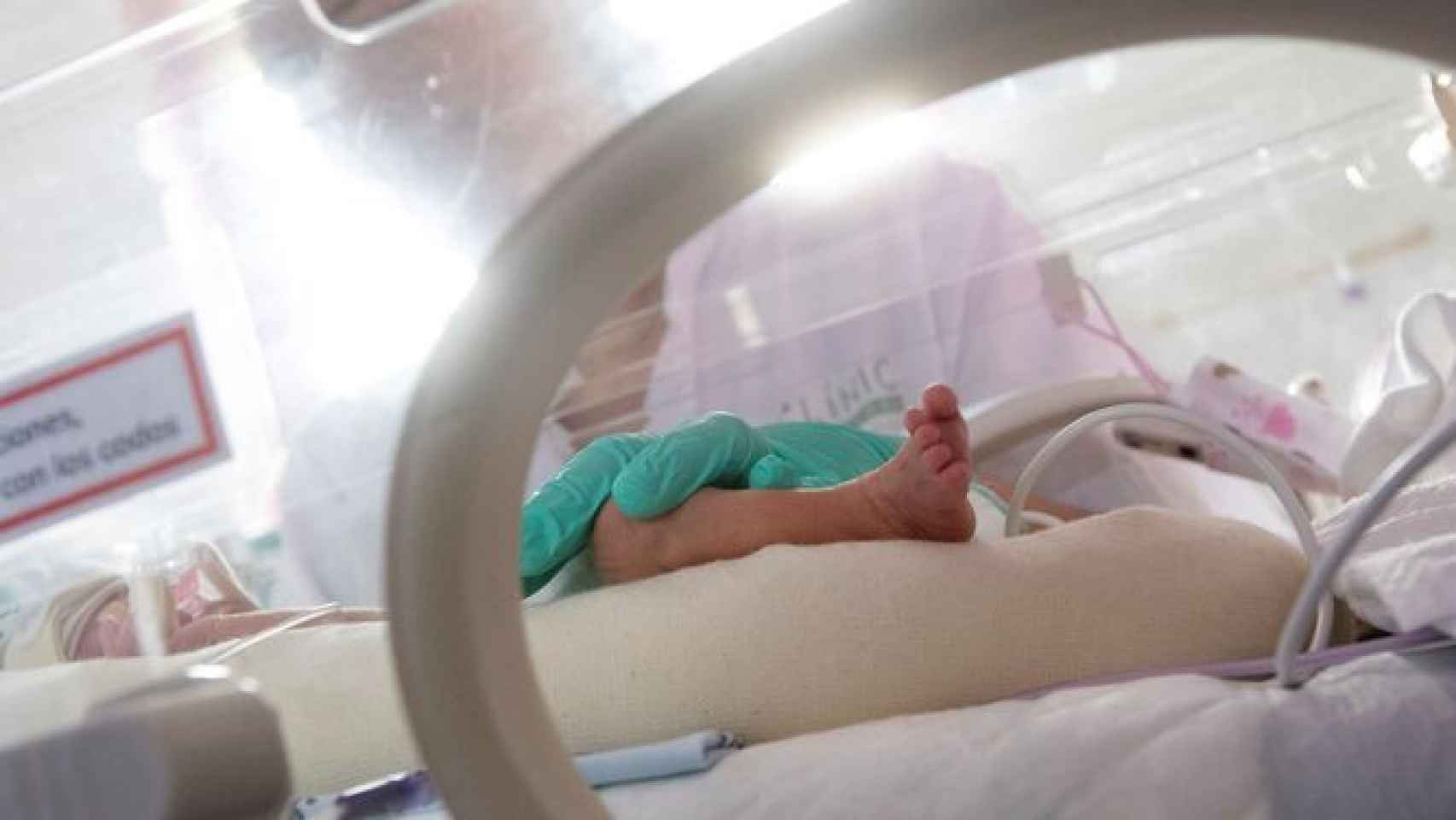 Un bebé en una unidad de Neonatos.