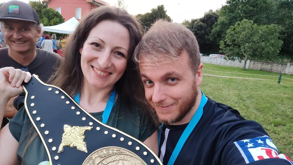 Aster y Valentín celebrando el Campeonato Mundial de Comedores de Sobaos de Ambrosero.